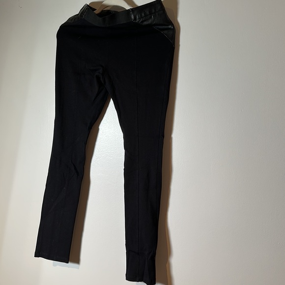 Black leather like & Stretch leggings with diagonal pockets BCBG  Medium - Picture 7 of 11